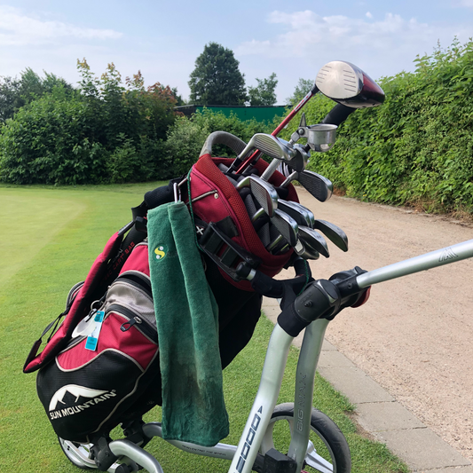 Hvad skal golfbag'en indeholde?